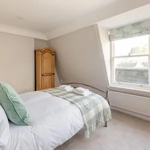 https://rooftop-retreat-2-double-beds-w-stunning-views.tophotelsbath.com