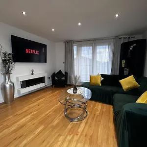 https://apt-emerald-apartment-2bed-2bath-baycity-centre.cardiffhotelswales.com